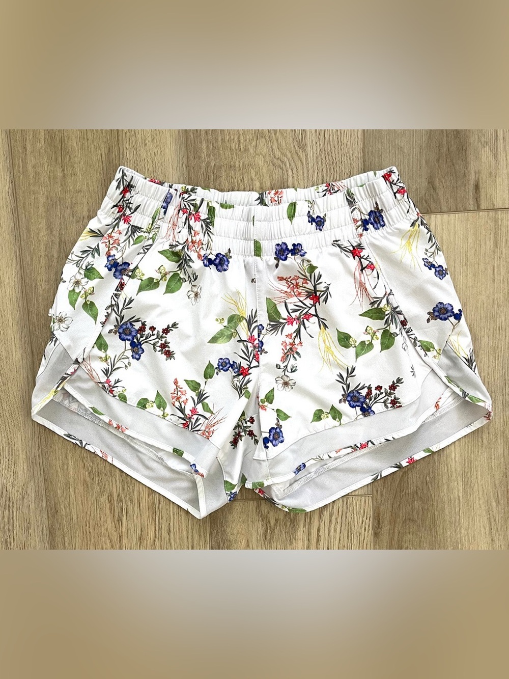 Women’s Athleta Printed Mesh Racer Run Shorts 4” (XS) - Picture 2 of 12